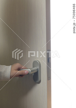 ドアを開けると光が溢れる ドアを開けると光が溢れる 75096466