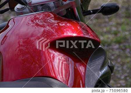 バイクと桜 75096580