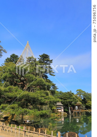 【石川県】晴天下の兼六園 霞ヶ池と内橋亭 【石川県】晴天下の兼六園 霞ヶ池と内橋亭 75096756