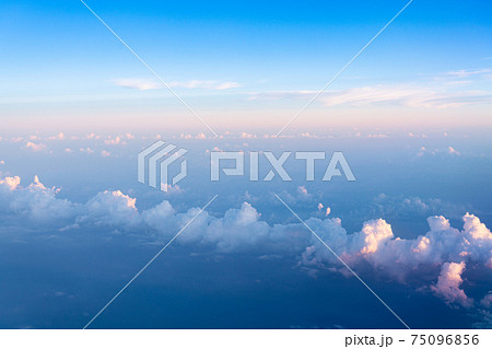 飛行機 飛行中 空撮 高所 旅行 観光 ゴールデンウィーク 空 雲 帰国 昼 午前 航空 飛行機 飛行中 空撮 高所 旅行 観光 ゴールデンウィーク 空 雲 帰国 昼 午前 航空 75096856