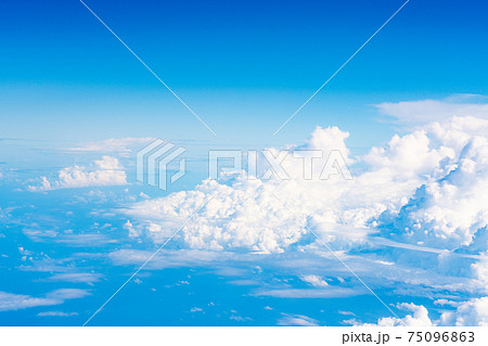 飛行機 飛行中 空撮 高所 旅行 観光 ゴールデンウィーク 空 雲 帰国 昼 午前 航空 飛行機 飛行中 空撮 高所 旅行 観光 ゴールデンウィーク 空 雲 帰国 昼 午前 航空 75096863