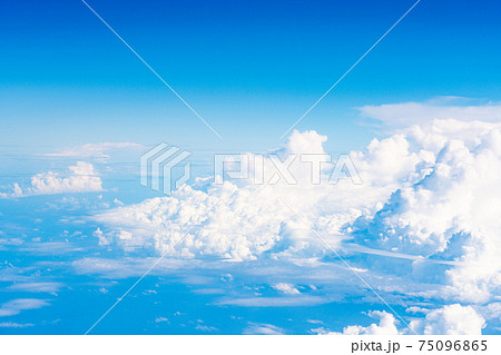 飛行機　飛行中　空撮　高所　旅行　観光　ゴールデンウィーク　空　雲　帰国　昼　午前　航空 75096865