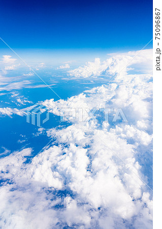 飛行機 飛行中 空撮 高所 旅行 観光 ゴールデンウィーク 空 雲 帰国 昼 午前 航空 飛行機 飛行中 空撮 高所 旅行 観光 ゴールデンウィーク 空 雲 帰国 昼 午前 航空 75096867