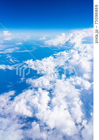 飛行機　飛行中　空撮　高所　旅行　観光　ゴールデンウィーク　空　雲　帰国　昼　午前　航空 75096869