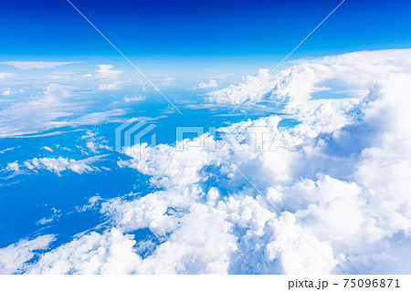 飛行機 飛行中 空撮 高所 旅行 観光 ゴールデンウィーク 空 雲 帰国 昼 午前 航空 飛行機 飛行中 空撮 高所 旅行 観光 ゴールデンウィーク 空 雲 帰国 昼 午前 航空 75096871