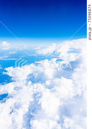 飛行機 飛行中 空撮 高所 旅行 観光 ゴールデンウィーク 空 雲 帰国 昼 午前 航空 飛行機 飛行中 空撮 高所 旅行 観光 ゴールデンウィーク 空 雲 帰国 昼 午前 航空 75096874