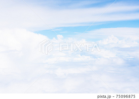 飛行機　飛行中　空撮　高所　旅行　観光　ゴールデンウィーク　空　雲　帰国　昼　午前　航空 75096875