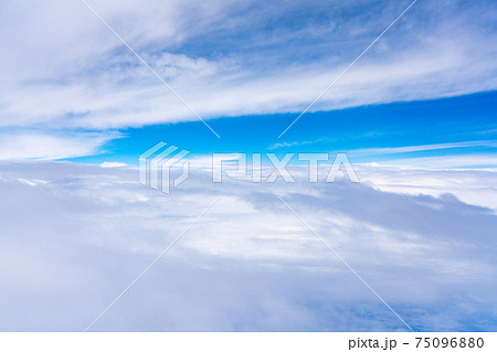 飛行機 飛行中 空撮 高所 旅行 観光 ゴールデンウィーク 空 雲 帰国 昼 午前 航空 飛行機 飛行中 空撮 高所 旅行 観光 ゴールデンウィーク 空 雲 帰国 昼 午前 航空 75096880