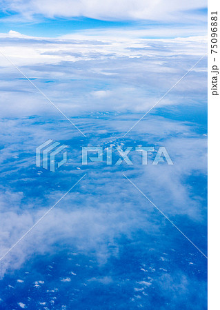 飛行機　飛行中　空撮　高所　旅行　観光　ゴールデンウィーク　空　雲　帰国　昼　午前　航空 75096881