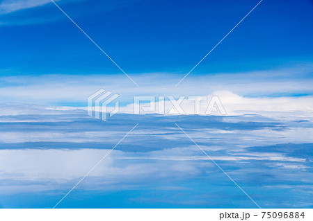 飛行機 飛行中 空撮 高所 旅行 観光 ゴールデンウィーク 空 雲 帰国 昼 午前 航空 飛行機 飛行中 空撮 高所 旅行 観光 ゴールデンウィーク 空 雲 帰国 昼 午前 航空 75096884