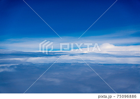 飛行機 飛行中 空撮 高所 旅行 観光 ゴールデンウィーク 空 雲 帰国 昼 午前 航空 飛行機 飛行中 空撮 高所 旅行 観光 ゴールデンウィーク 空 雲 帰国 昼 午前 航空 75096886