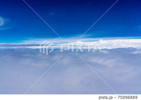 飛行機　飛行中　空撮　高所　旅行　観光　ゴールデンウィーク　空　雲　帰国　昼　午前　航空 75096889