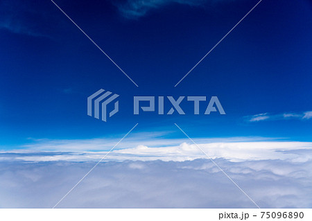 飛行機 飛行中 空撮 高所 旅行 観光 ゴールデンウィーク 空 雲 帰国 昼 午前 航空 飛行機 飛行中 空撮 高所 旅行 観光 ゴールデンウィーク 空 雲 帰国 昼 午前 航空 75096890