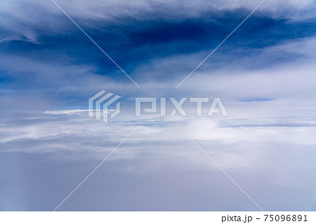 飛行機 飛行中 空撮 高所 旅行 観光 ゴールデンウィーク 空 雲 帰国 昼 午前 航空 飛行機 飛行中 空撮 高所 旅行 観光 ゴールデンウィーク 空 雲 帰国 昼 午前 航空 75096891