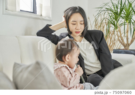 幼児 赤ちゃん 女性 75097060