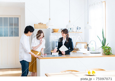 モデルハウスを見学する若い夫婦 75097071