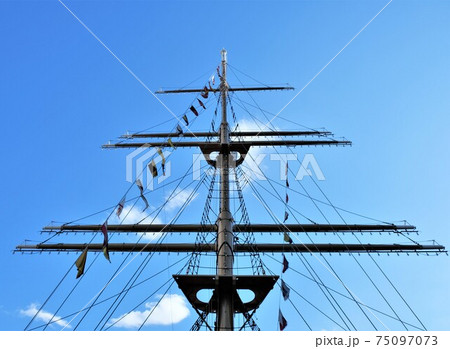 竹芝桟橋にある帆船のモニュメント 75097073