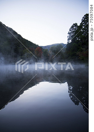 湯布院　朝霧に包まれる金鱗湖 75097084