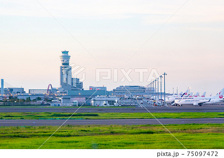 空港 飛行機 羽田空港 離陸 昼 午前 明るい 海 航空会社 エンジン ブレーキ ターミナル 空港 飛行機 羽田空港 離陸 昼 午前 明るい 海 航空会社 エンジン ブレーキ ターミナル 75097472
