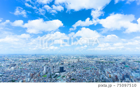 東京　夏 地平線に流れる入道雲 75097510