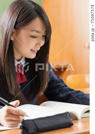 教室で勉強をする高校生　女子高生　受験生 75097578