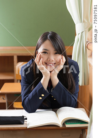 教室で頬杖をつく高校生　女子高生　生徒 75097581