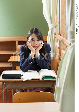 教室で頬杖をつく高校生　女子高生　生徒 75097582