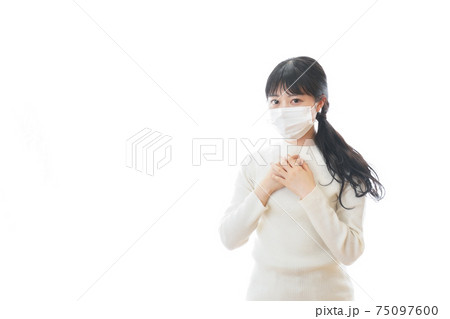 マスクを装着する若い女性 マスクを装着する若い女性 75097600