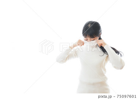 マスクを装着する若い女性 マスクを装着する若い女性 75097601