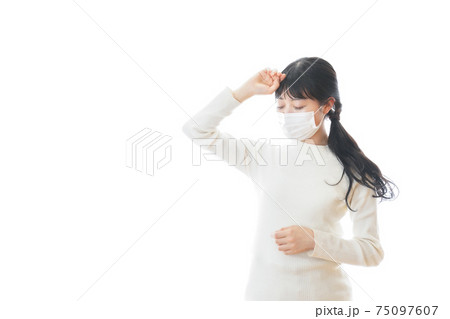 マスクを装着する若い女性 マスクを装着する若い女性 75097607