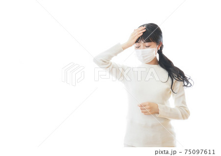 マスクを装着する若い女性 マスクを装着する若い女性 75097611