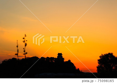 赤く染まる夕焼け空と犬山城のシルエット 赤く染まる夕焼け空と犬山城のシルエット 75098165
