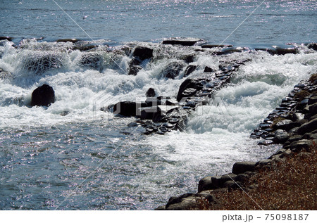 川堰の豪快な水流に見る唯一無二の表情 … 島根県 安来市 飯梨川(晴れ) 川堰の豪快な水流に見る唯一無二の表情 … 島根県 安来市 飯梨川(晴れ) 75098187