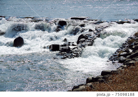 川堰の豪快な水流に見る唯一無二の表情 … 島根県 安来市 飯梨川(晴れ) 川堰の豪快な水流に見る唯一無二の表情 … 島根県 安来市 飯梨川(晴れ) 75098188