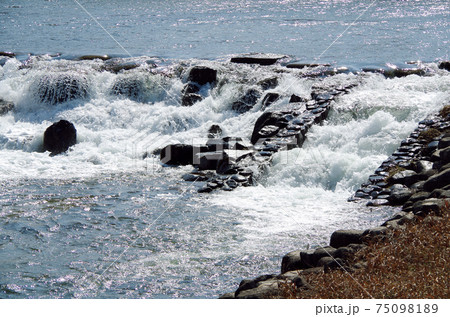 川堰の豪快な水流に見る唯一無二の表情 … 島根県 安来市 飯梨川（晴れ） 75098189