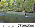 渓流の釣り人 75098500