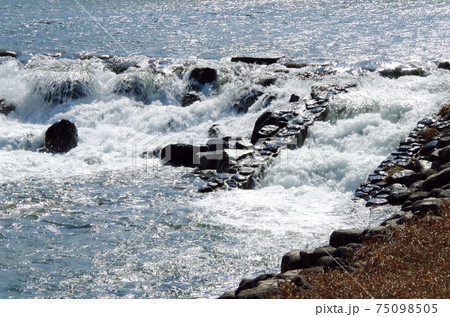 川堰の豪快な水流に見る唯一無二の表情 … 島根県 安来市 飯梨川(晴れ) 川堰の豪快な水流に見る唯一無二の表情 … 島根県 安来市 飯梨川(晴れ) 75098505