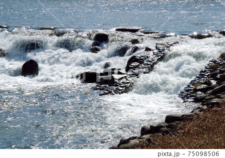 川堰の豪快な水流に見る唯一無二の表情 … 島根県 安来市 飯梨川(晴れ) 川堰の豪快な水流に見る唯一無二の表情 … 島根県 安来市 飯梨川(晴れ) 75098506
