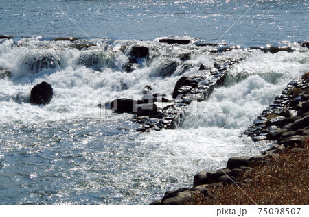 川堰の豪快な水流に見る唯一無二の表情 … 島根県 安来市 飯梨川(晴れ) 川堰の豪快な水流に見る唯一無二の表情 … 島根県 安来市 飯梨川(晴れ) 75098507