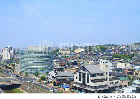 瀬戸市、瀬戸川と瀬戸市中心街の風景 75098518