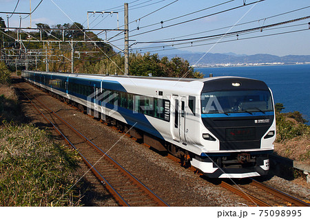海岸線を行く特急踊り子(リニュアール車両) 海岸線を行く特急踊り子(リニュアール車両) 75098995