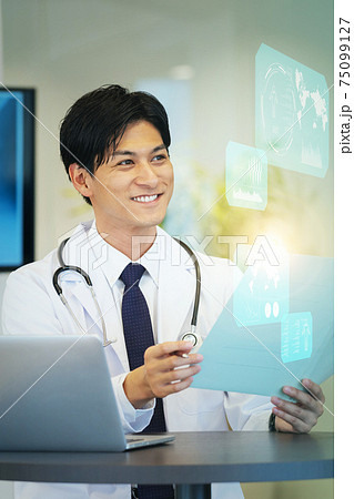 医者の診察 病院 メディカル　デジタル　テクノロジー　イメージ 75099127