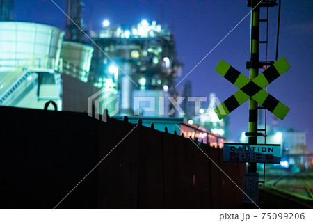 工場 夜景 工業地帯 京浜工業地帯 東京湾 深夜 化学 ドライブ デート 夜景 光 街灯 午後の写真素材