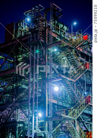 工場 夜景 工業地帯 京浜工業地帯 東京湾 深夜 化学 ドライブ デート 夜景 光 街灯 午後の写真素材
