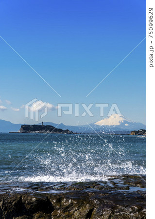 江ノ島湘南海岸と富士山 75099629