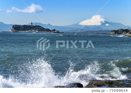 江ノ島湘南海岸と富士山 75099634