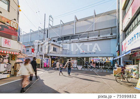 都市風景　東横線学芸大学駅前の商店街　東京都目黒区 75099832