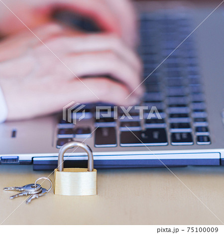 ノートパソコン 鍵 セキュリティ イメージ の写真素材