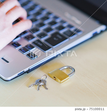 ノートパソコン 鍵 セキュリティ イメージ の写真素材