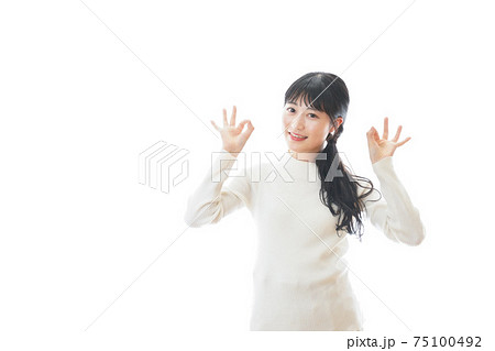 OKサインをする若い女性 OKサインをする若い女性 75100492